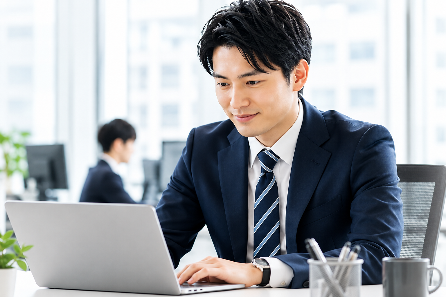 仕事をしながら資産形成を考える女性のイメージ