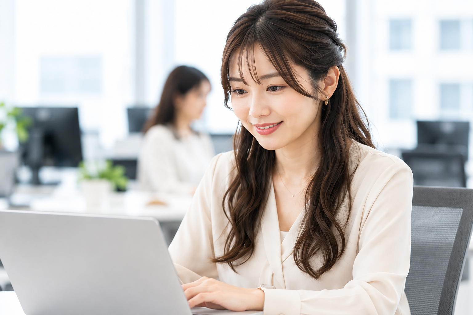 仕事をしながら将来設計を考える会社員のイメージ