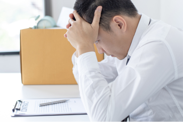不動産投資で後悔している人のイメージ