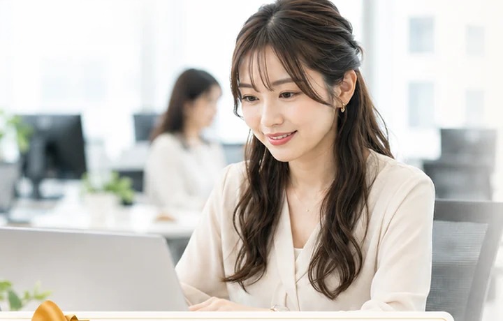 オフィスで働く女性