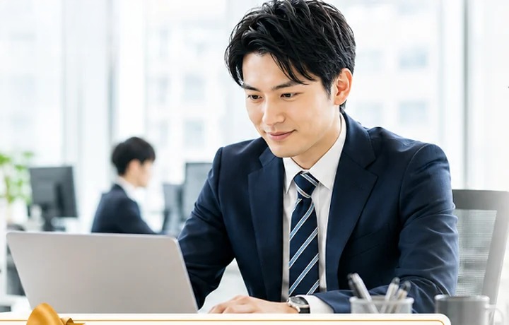 オフィスで働く会社員